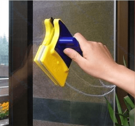 Beidseitig Fenster putzen mit dem Magnet Fensterreiniger für 6,32