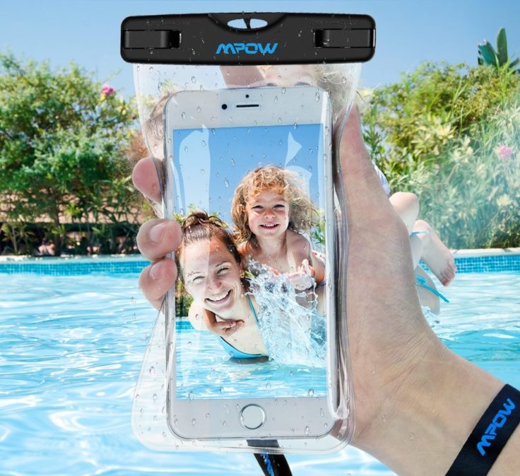 Mpow Unterwasserhülle für Smartphones in einem Pool