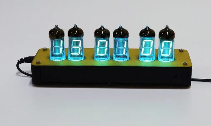 LED Uhr zum selber bauen aus 108 Teilen. Im floureszierendem Look