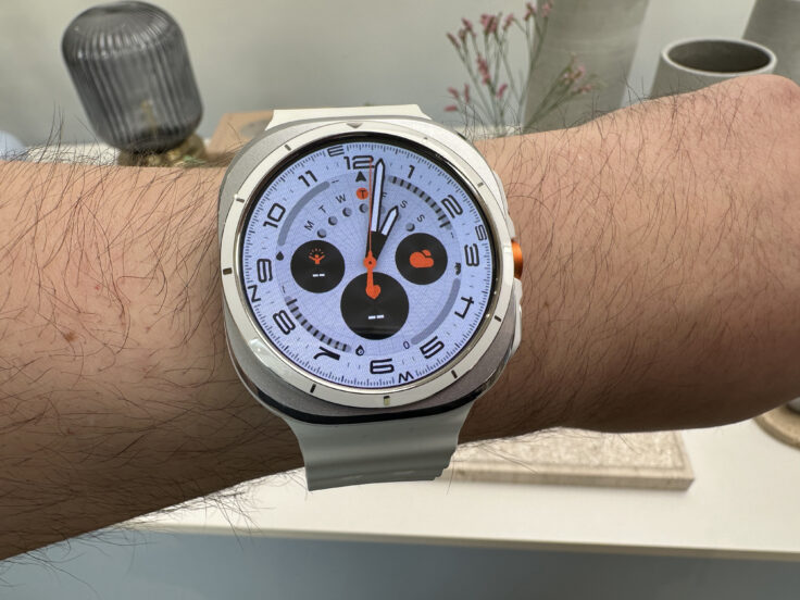 Samsung Galaxy Watch Ultra am Handgelenk