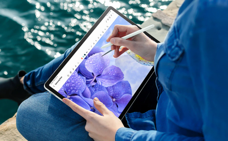 Samsung Tab S9 FE in der Hand am Wasser