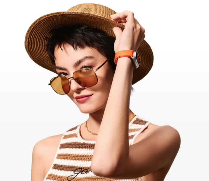 Xiaomi Smart Band 9 an der Hand mit Band in Orange