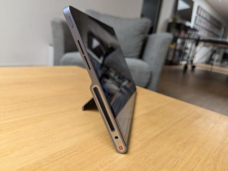 Lenovo Tab Plus seitlich