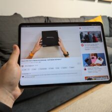 OnePlus Pad 2 in der Hand Sofa