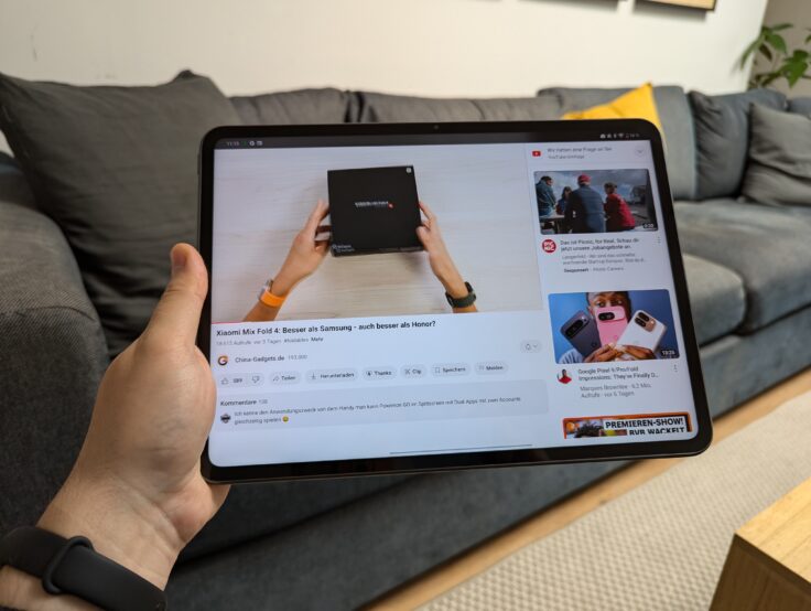 OnePlus Pad 2 in der Hand Sofa