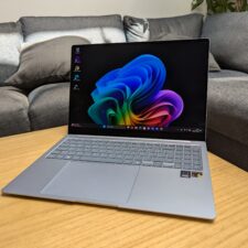 Samsung Galaxy Book4 auf dem Tisch