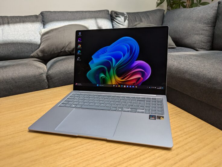 Samsung Galaxy Book4 auf dem Tisch