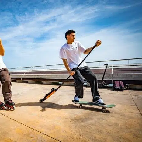 REM – Faltbarer „Speed Stick“ mit Elektromotor für Skateboards und Inline-Skates