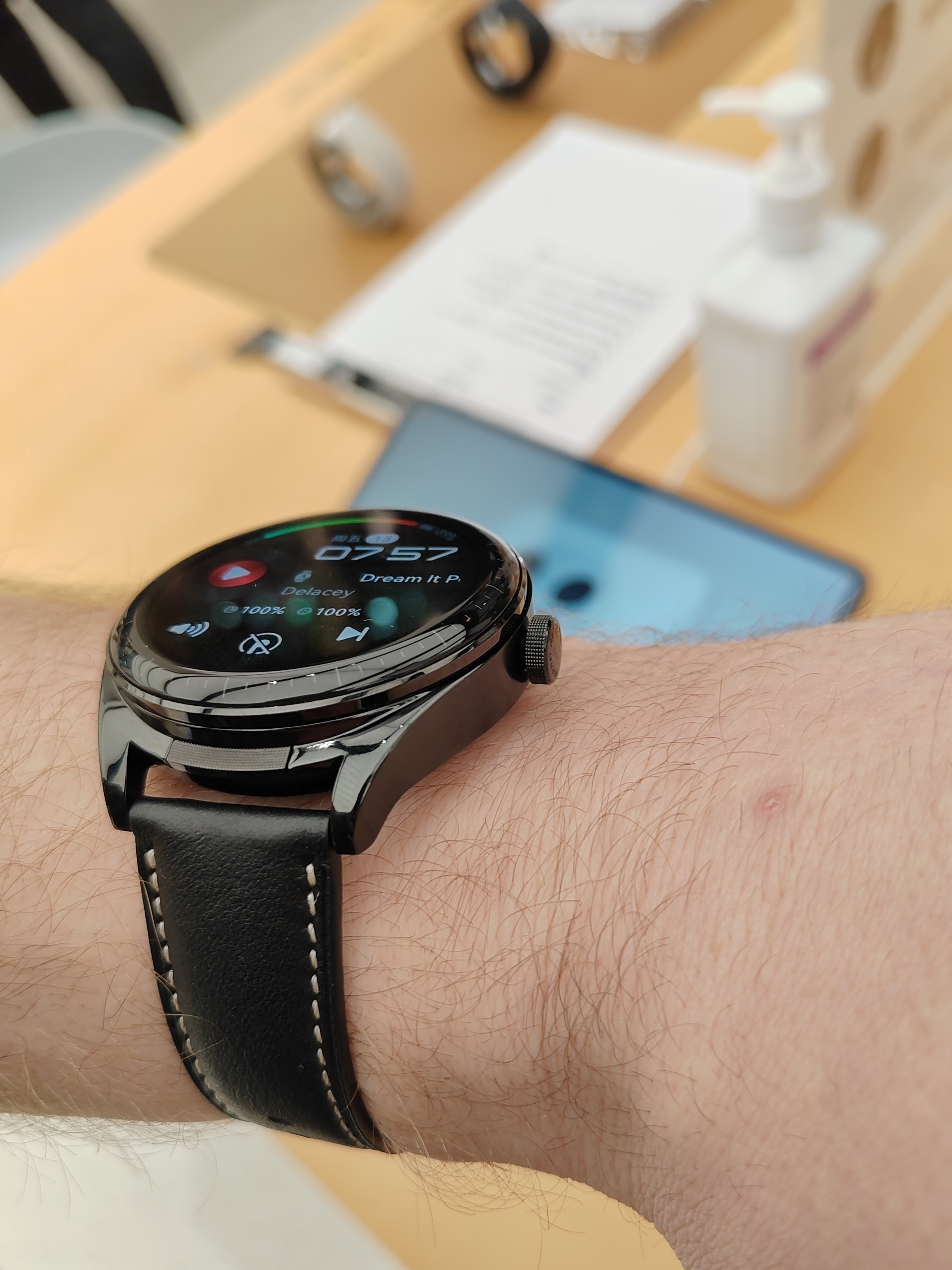 Kopfhörern: mit integrierten Huawei Watch vorgestellt Buds Smartwatch